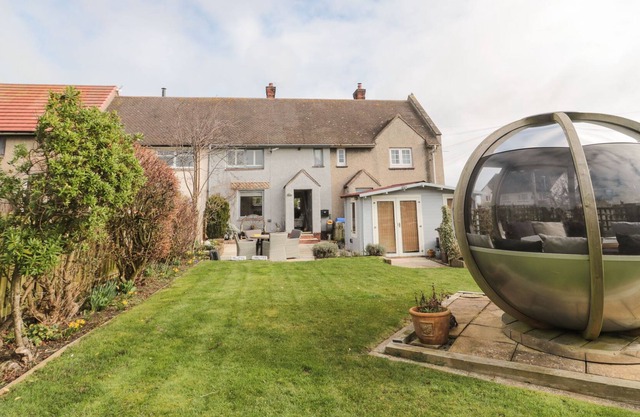 COAST COTTAGE, pet friendly, character holiday cottage in Bamburgh