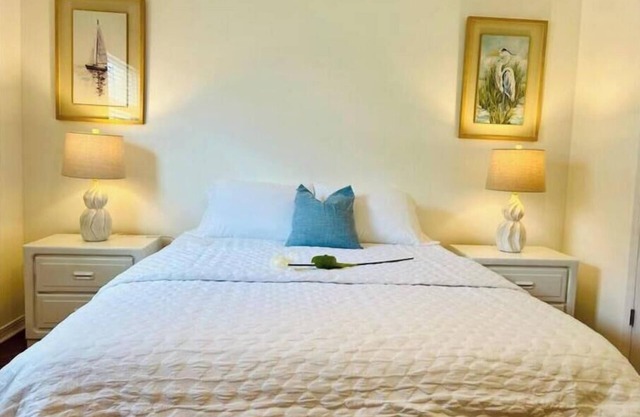 Coastal 3-BR updated house: 5 BLOCKS to the beach, yard, Free Parking