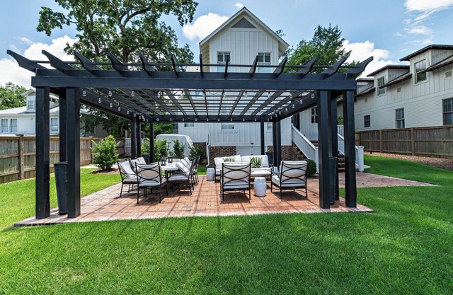 Coastal 4-bedroom cottage by Fairhope Pier with Golf Cart, WiFi, AC