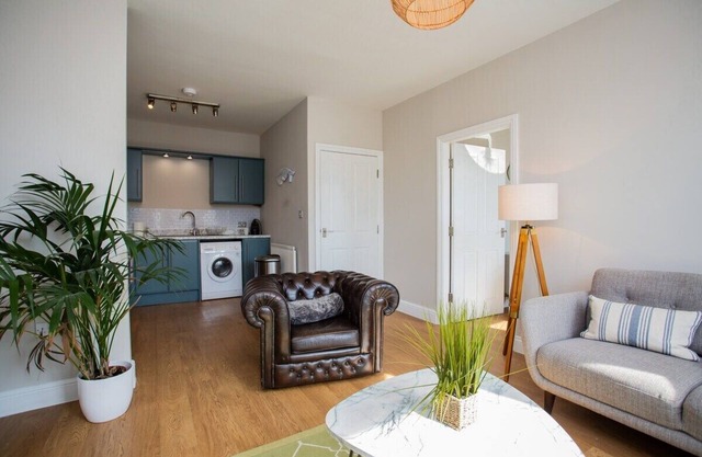 Coastal Bliss: 2-Bed Apartment