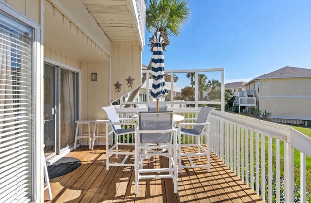 Coastal Charm, CANAL FRONT 🌴Condo, 5 Pools, Hot Tub, walk to beach Dog-Friendly!