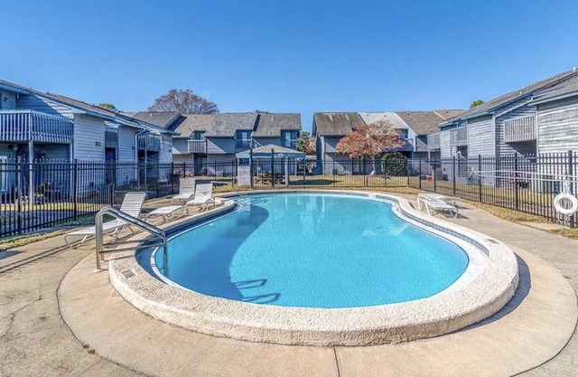 Coastal Charm Townhome! Spacious townhome with backdoor access to the pool!