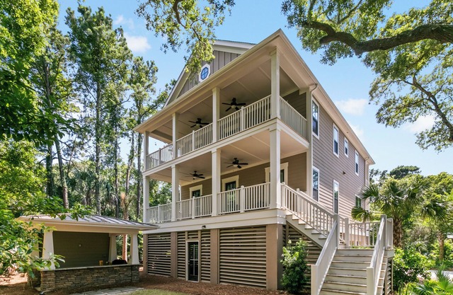 Coastal Charm, Walk to Beach, 2 Primary Suites, Outdoor Cabana and Bar!
