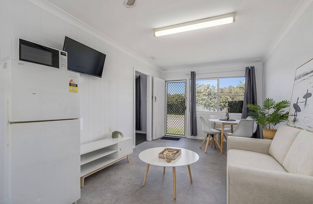 Coastal Chic Apartment Only Minutes to the Beach