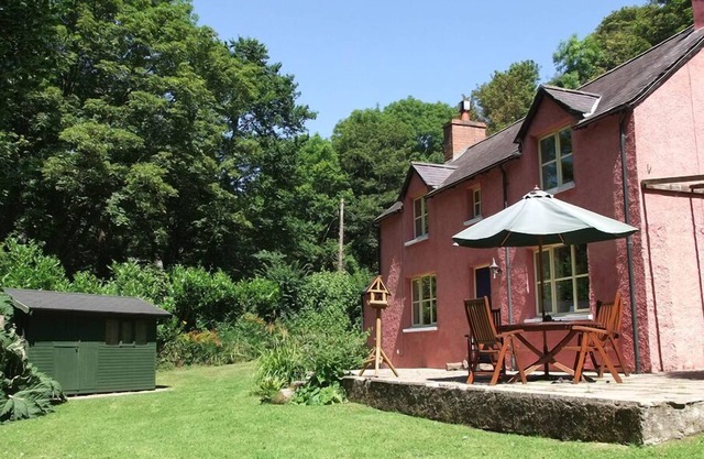 Visitez le pays de Galles 4 étoiles «boîte de chocolat» côtière refuge dans les bois du National Trust