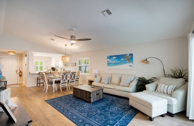 Sleeps 6, 2bed/2bath, King Bed, 2 Twin, Queen Sofa Sleeper, Heated Salt Pool.