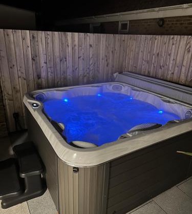 Coastal Courtyard with Hot Tub, Greatstone