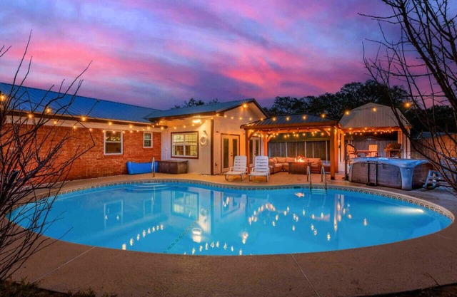 Coastal Escape: Heated Pool, Hot Tub, Grill!