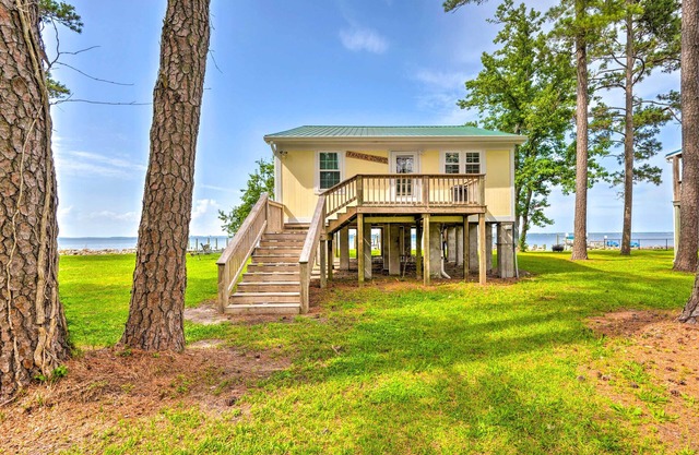 Coastal Escape: Bayfront Home w/ Dock & Views