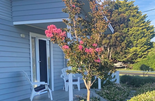 COASTAL ESCAPE @ TUROSS ..... modern, fresh, stylish cottage, close to lakes.