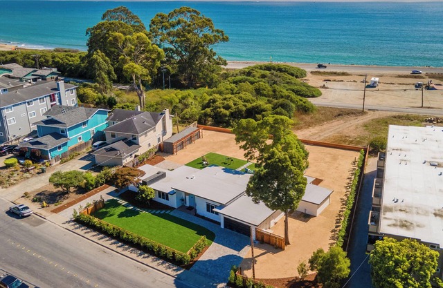 Coastal Estate w/Hot Tub, Ocean Views, Walk to Beach, Restaurants & More.