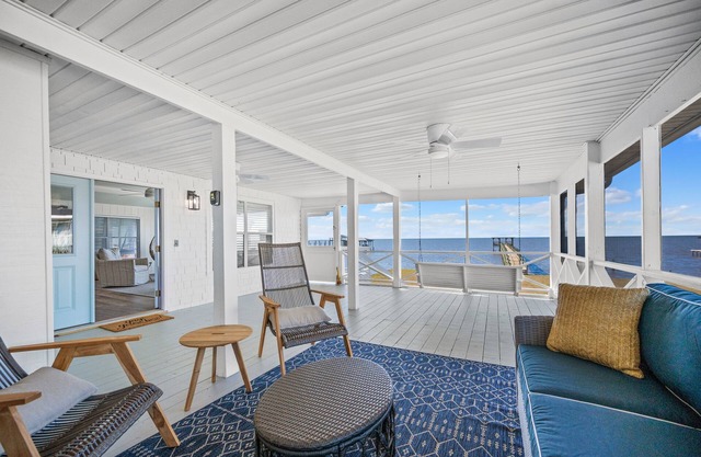 Coastal Fairhope Cottage/Waterfront/Beautiful sunsets view/Screened porch and private pier