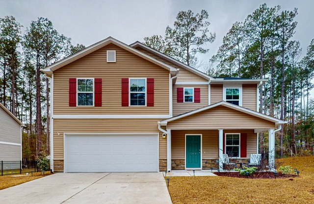 Coastal home with community pool, close to beach and local attractions