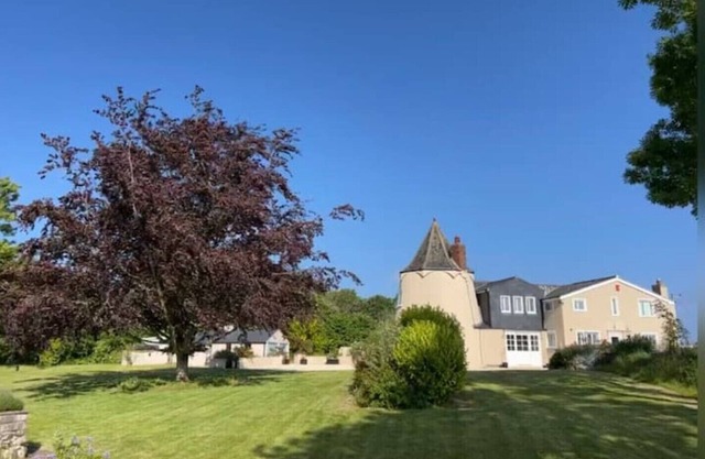 Coastal mill, panoramic stunning sea views, woodland walks and more!