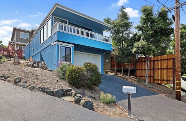 Coastal Pines Chalet: 3Minutes to Moonstone Beach