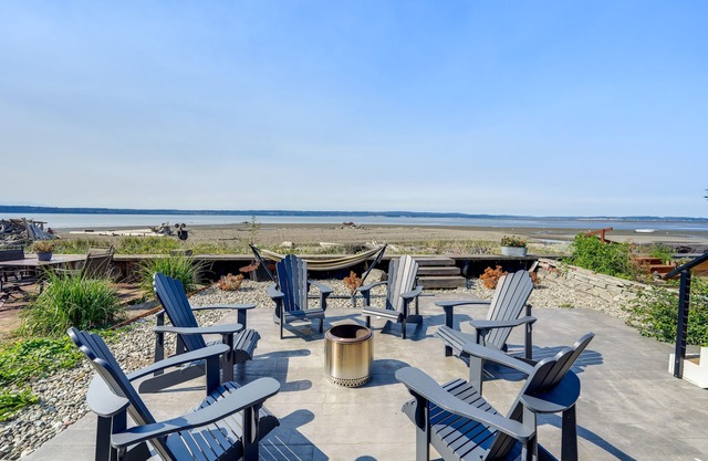 Coastal PNW Home on Swimmable Beach w/ Hot Tub!