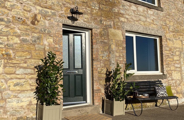 Coastal retreat with stunning sea views - 5 mins to the beach!