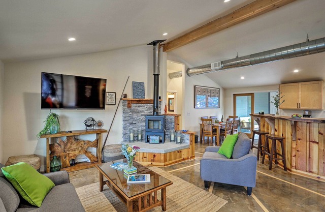 NOUVEAU! Arcata Area Home w / Courtyard, à 10 km de la côte