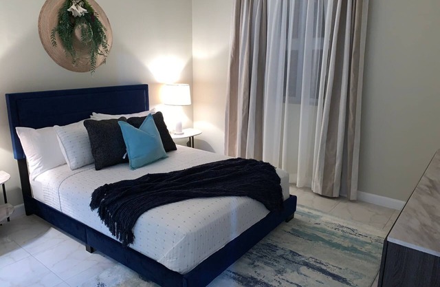 Coastal Vibe High-Rise Luxury 2BR - 24HR Security