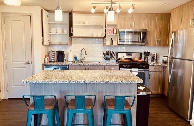 Coastal vibes Ste☀2BR W/King Bd.WiFi.Pool. 25min-Beach