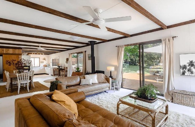 Coastal Vintage Cottage Brimming With Character and Charm Just Moments To Beaches, Bay and Cafes