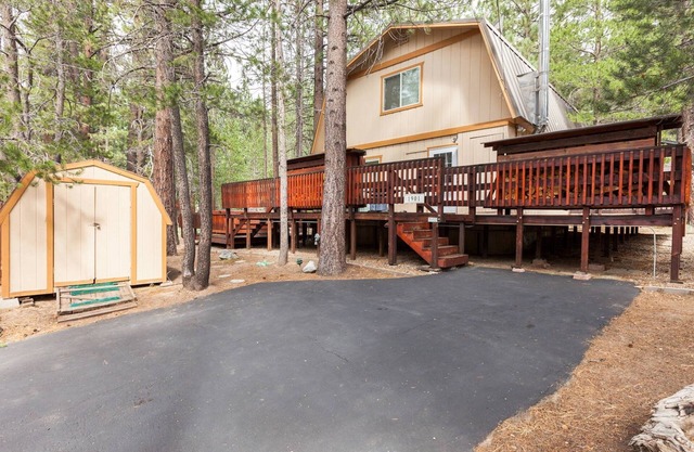 CoatneyCabin South Lake Tahoe Vacation Cabin - Private deck and broadband Wi-Fi!