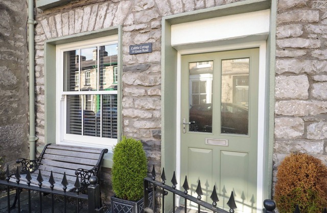 COBBLE COTTAGE, romantic, with open fire in Kendal