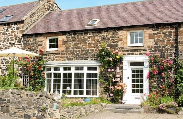 COBLE COTTAGE, family friendly, character holiday cottage in Craster
