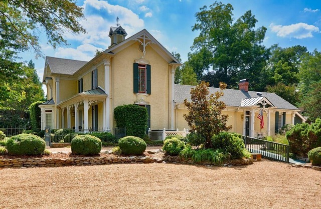 Cochran-Jackson House: Step back in time and still enjoy the modern amenities!!