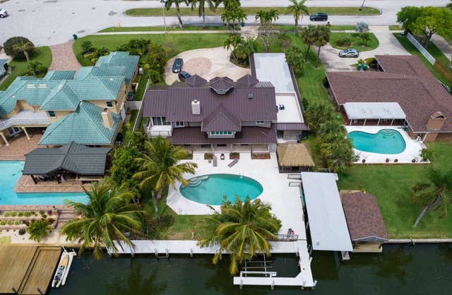 Coco Sands Riverfront Pool Home w/5 Bedrms - 3 min to the beach