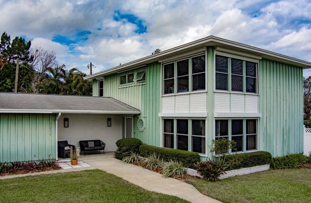 Cocoa Riverside Getaway - King Master Suite & Pool