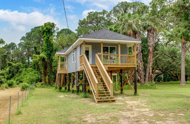 Coconut Cottage - Feel like you are sleeping in a treehouse! Bikes included - close to bike trail home