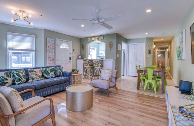 Coconut Cove: ACROSS from beach + boardwalk + parking w/ Full Linen Service!