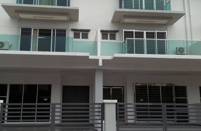 Coconut HomeStay Tanjong Karang ， Selan. . 椰子 民宿 是 渡假 的 好 地方 → 屋子 明亮 → 客厅 和 房间 很 宽阔 → 是 悠 庄 地方 ， 这里 出入 方便。