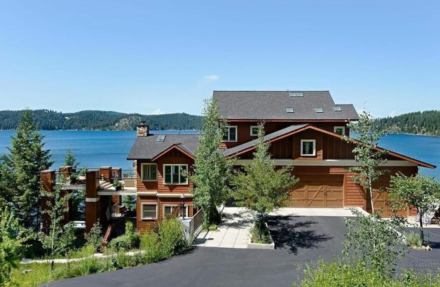 Retraite de luxe au cœur du lac d'Alene avec bain à remous, sauna, cale de bateau, etc.