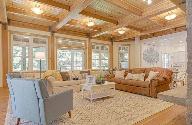 Coho Lodge-Family Home*Hot Tub*Deck*BBQ*Fire Pit*Pet Friendly!