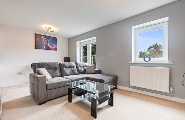 Spacious & Modern 2BR Stay – Free Parking & WiFi