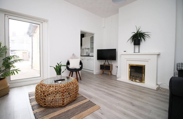 Malpas House (4 BR Free street parking)