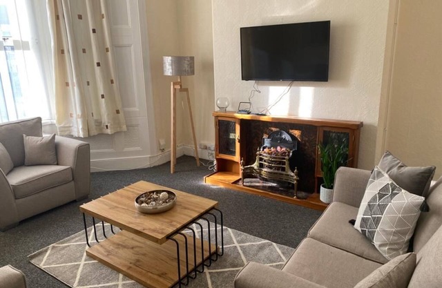 Chepstow House: Spacious 5BR with Parking