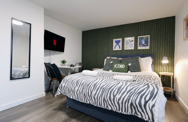 Contemporary & Chic Studio No7 -CoHost Collections