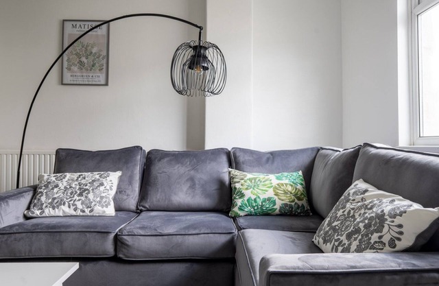 Stylish 4br, sleeps 8, pool table.