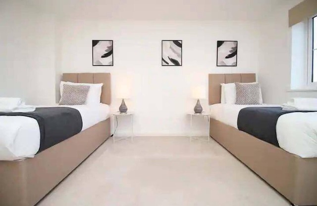 Seymour Way (Stunning 4 bed with Free parking)