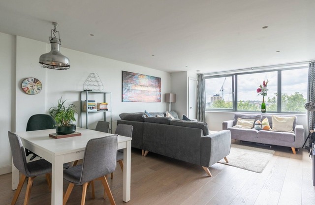 CoHost Partners- Warm Retreat in Bristol Heart