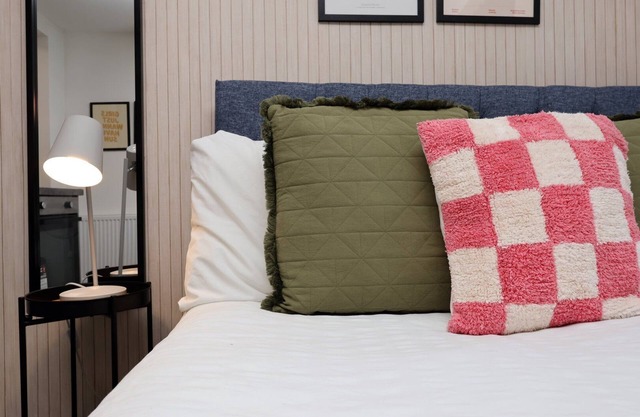 Contemporary & Chic Studio No3 -CoHost Collections