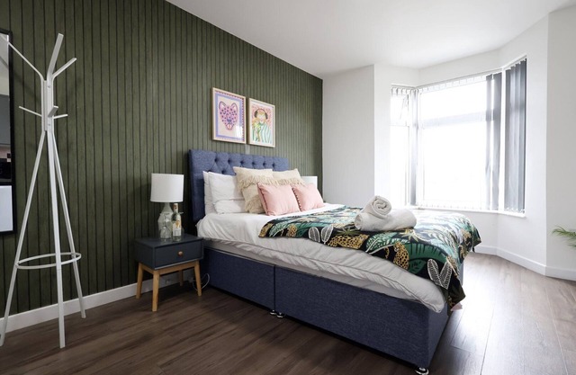 Contemporary & Chic Studio No4-CoHost Collections