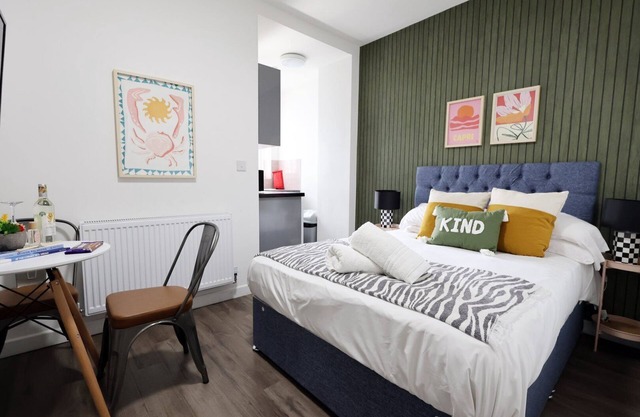 Contemporary & Chic Studio No2 -CoHost Collections