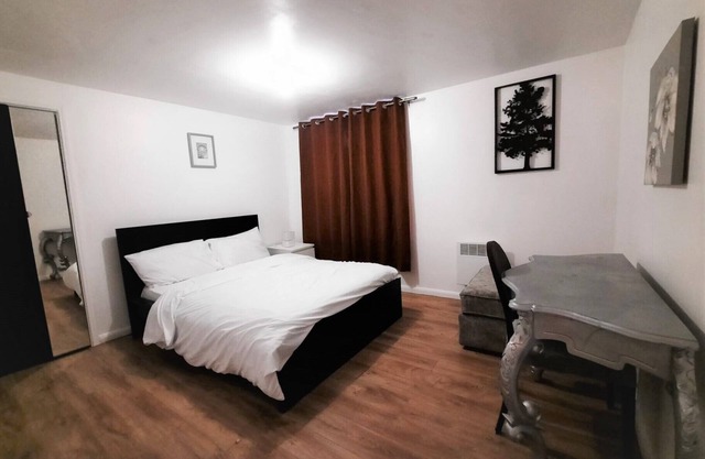 3-Bed House in Colchester with Parking and WiFi