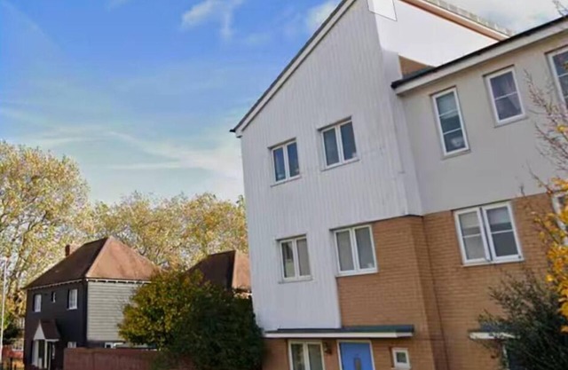 Colchester Retreat: 4BR 2BATH Ample Street Parking