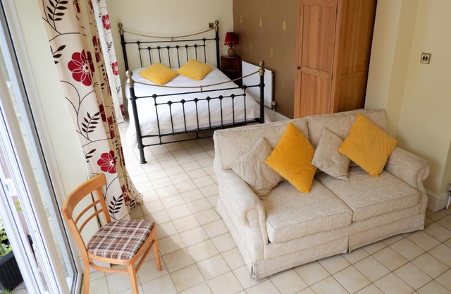 Colchester Sunny Apartment with Pool and EV Car Point