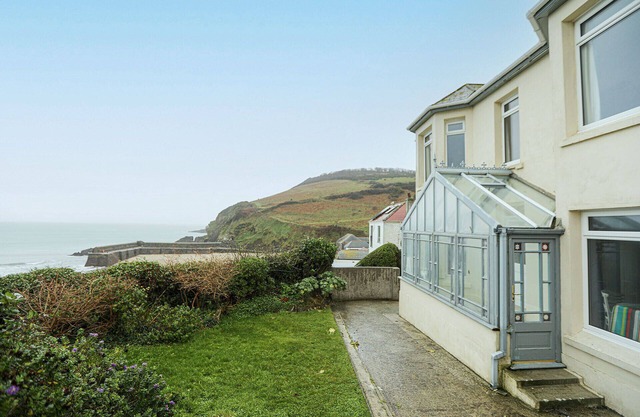 Colescus, sea views and direct access to the sandy beach